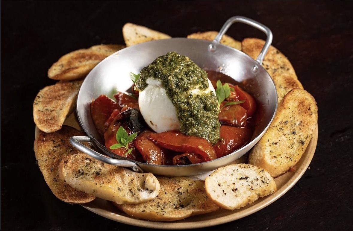 Burrata com pesto e torradas