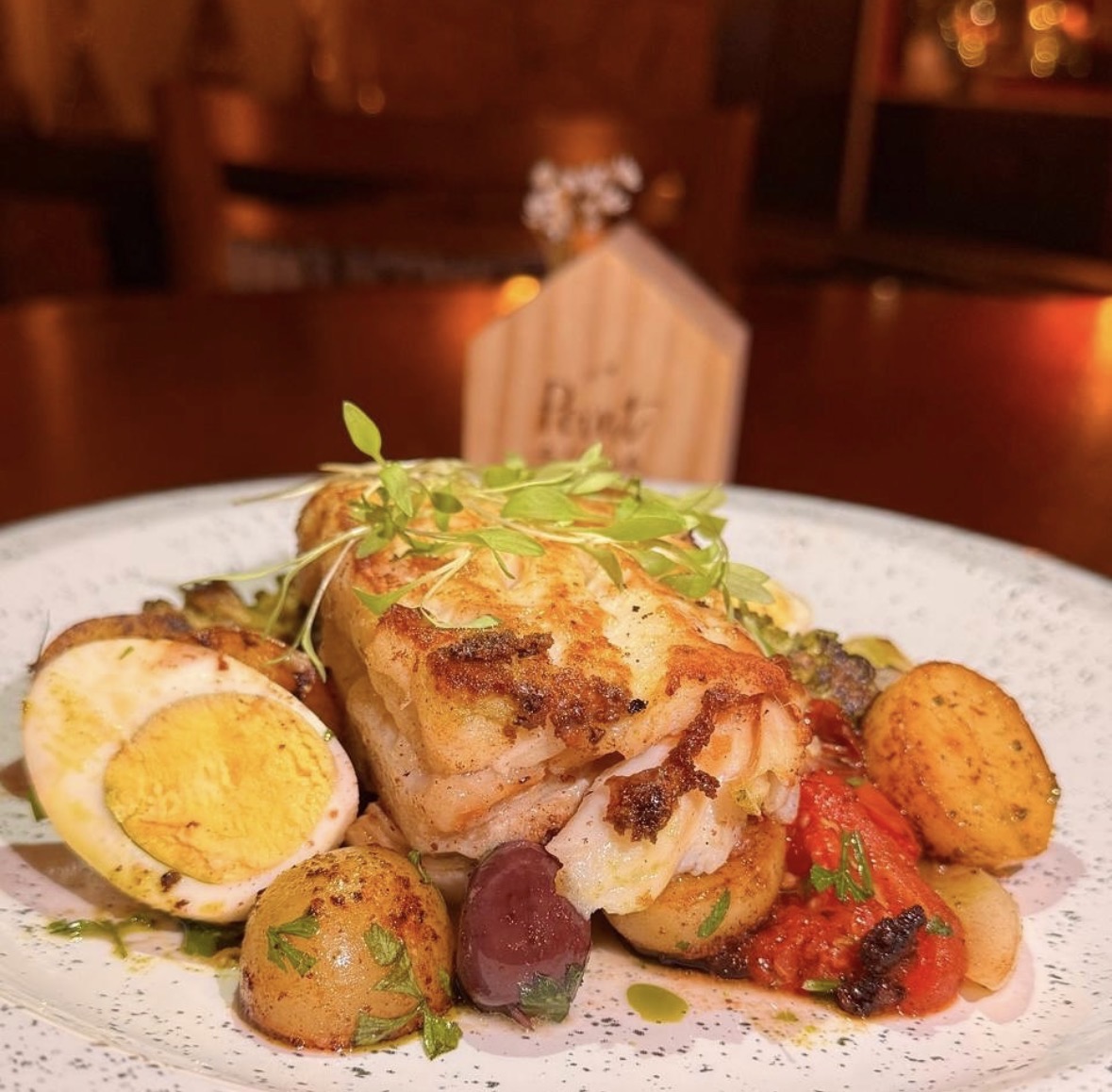 Peixe grelhado com legumes